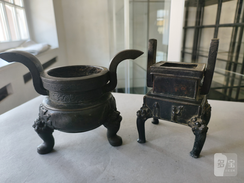 Two bronze incense burners, one on three legs, the second in the shape of a 'fang ding' - 图15